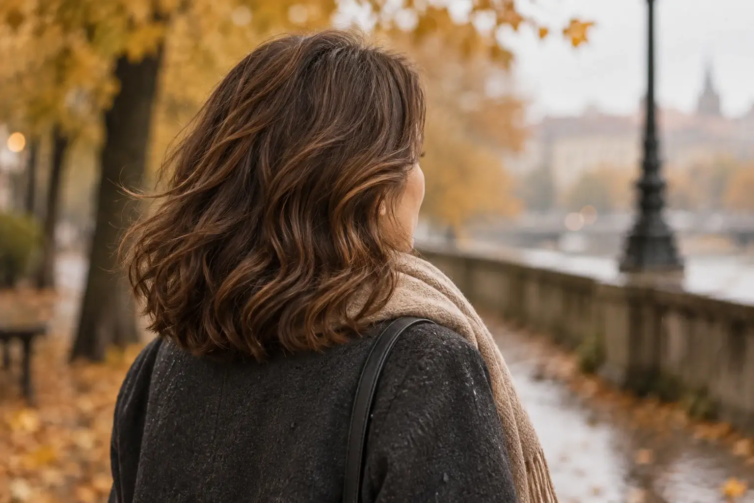 Natürlich gewelltes Haar an einem feuchten Herbsttag